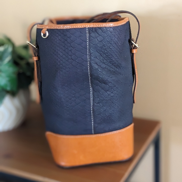 Dooney & Bourke Tote - Picture 4 of 8